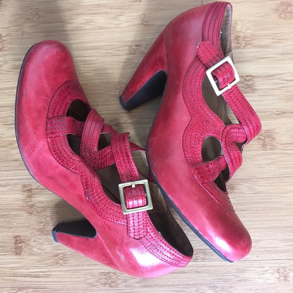 Cute vintage look Miz Mooz Cross Cross heels